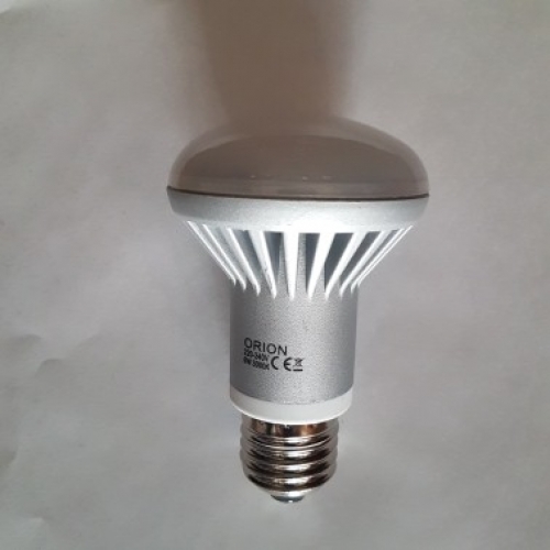 Лампа c матовой LED колбой.